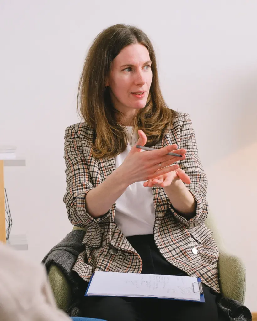 Neuro-Linguistisches-Programmieren, Miriam Böhler gestikuliert